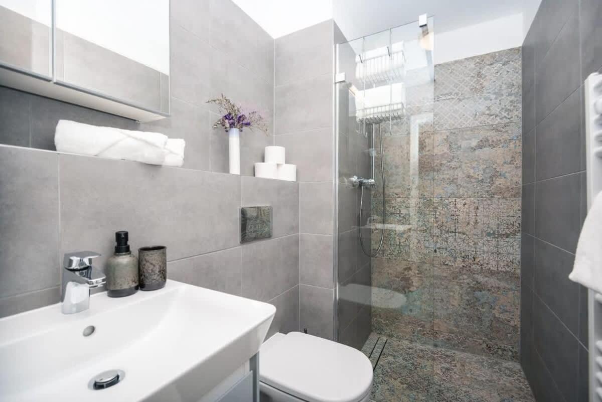 City Center Apartment - Modern & Elegant Bratislava Exterior foto