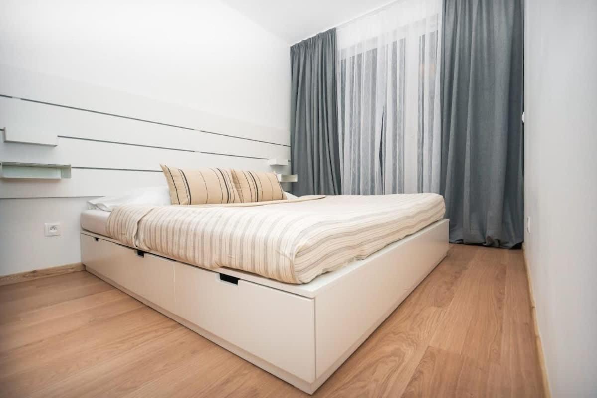 City Center Apartment - Modern & Elegant Bratislava Exterior foto