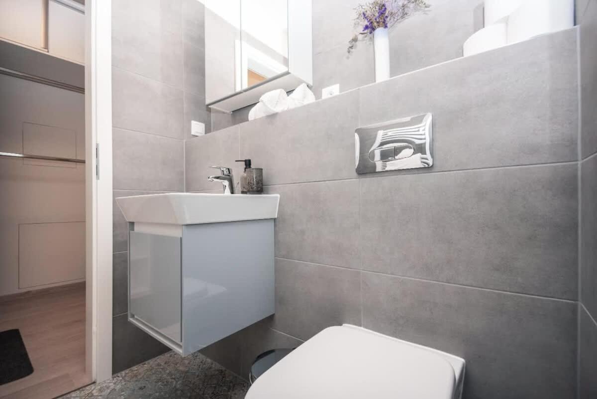 City Center Apartment - Modern & Elegant Bratislava Exterior foto