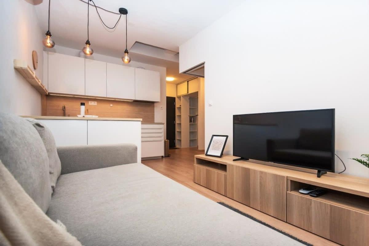 City Center Apartment - Modern & Elegant Bratislava Exterior foto